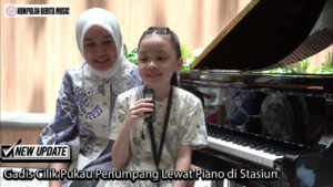 Gadis Cilik Pukau Penumpang Lewat Piano di Stasiun